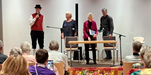 Alexander Rehwaldt, Amtleiter für Kultur, Bildung und Soziales begrüßt die Niederdeutsche Bühne Wismar e.V. auf der Bühne.